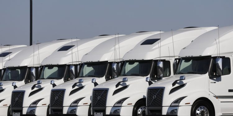 Miles de escuelas de camiones de EE. UU. podrían perder su acreditación: NPR