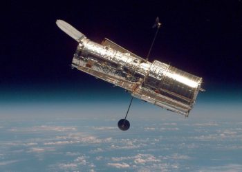 La luz de los satélites fotobombará muchas imágenes de telescopios espaciales, según un estudio: NPR