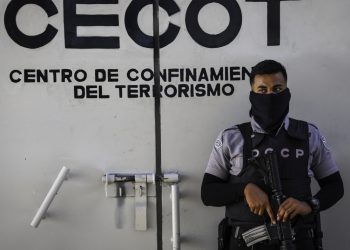 Las deportaciones de la Ley de Enemigos Extranjeros violaron el debido proceso, dice un juez: NPR