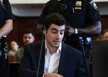 La audiencia previa al juicio de Mangione concluye, pero el juez no se pronunciará sobre las pruebas durante meses: NPR