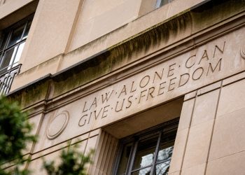 El Departamento de Justicia publica archivos adicionales de Epstein a medida que elimina otros: NPR