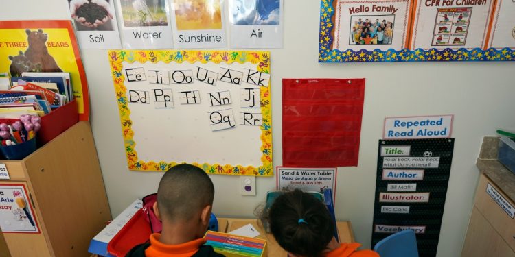 A los centros Head Start se les pide que eviten listas de palabras en las solicitudes de financiación: NPR