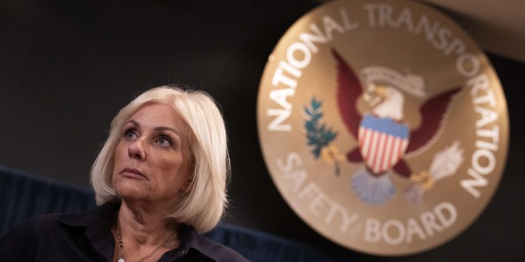 NTSB advierte que un proyecto de ley de defensa podría socavar la seguridad de la aviación en DCA: NPR