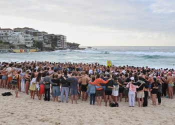 El pistolero acusado del tiroteo en Bondi Beach acusado de 15 cargos de asesinato: NPR