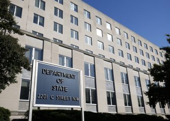 A los verificadores de datos y a otras personas se les podrían negar visas estadounidenses según el nuevo plan: NPR