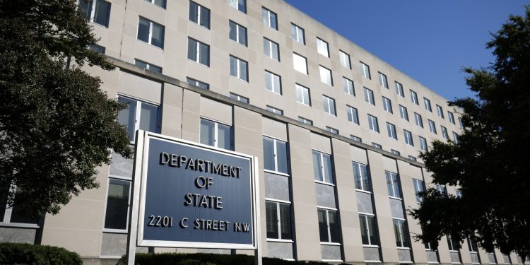 A los verificadores de datos y a otras personas se les podrían negar visas estadounidenses según el nuevo plan: NPR