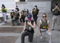 Agentes del FBI demandan después de ser despedidos por arrodillarse durante una protesta por la justicia racial: NPR