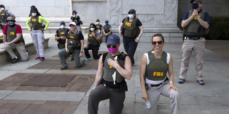 Agentes del FBI demandan después de ser despedidos por arrodillarse durante una protesta por la justicia racial: NPR