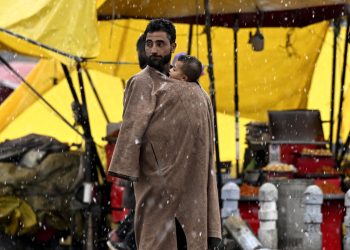 En los días más fríos del invierno, este abrigo clásico de Cachemira ofrece calidez y sabiduría.