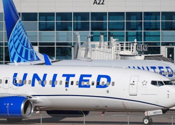 El vuelo de United regresa al aeropuerto de Dulles después de una falla en el motor: NPR