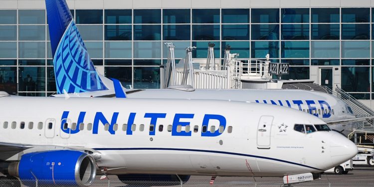 El vuelo de United regresa al aeropuerto de Dulles después de una falla en el motor: NPR