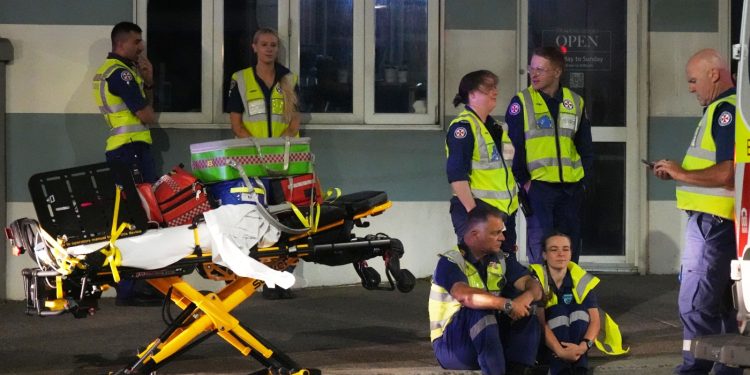 Hombres armados matan al menos a 11 personas en un evento judío en Bondi Beach de Sydney: NPR