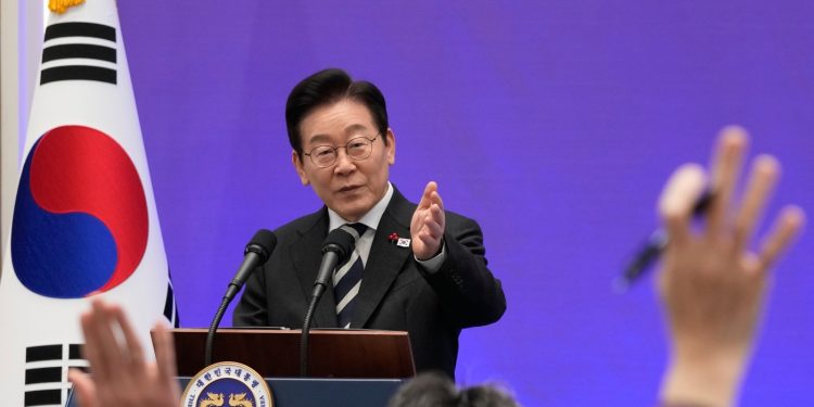 Un año después de la crisis de la ley marcial, Corea del Sur celebra la resiliencia de su democracia: NPR