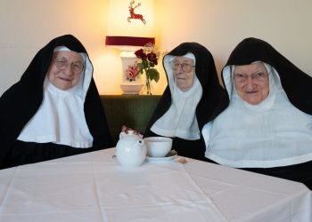 Las monjas rebeldes de Austria se niegan a renunciar a Instagram para permanecer en el convento: NPR