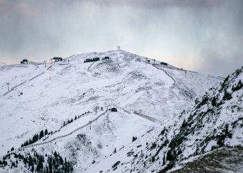 Las estaciones de esquí de EE. UU. se preparan para una fuerte caída en los viajes internacionales debido a la política: NPR