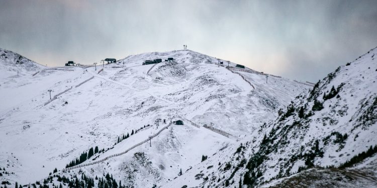 Las estaciones de esquí de EE. UU. se preparan para una fuerte caída en los viajes internacionales debido a la política: NPR