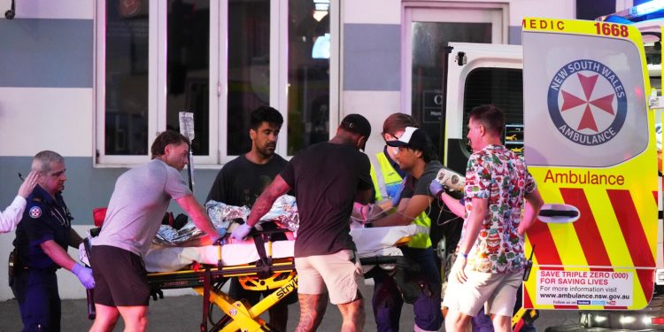 Video muestra a un transeúnte desarmando al pistolero del ataque de Sydney: NPR