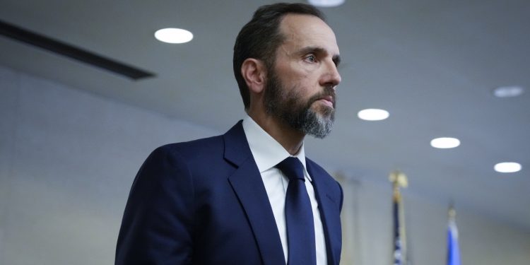 Jack Smith defiende sus procesamientos de Trump en una sesión a puertas cerradas en el Congreso: NPR