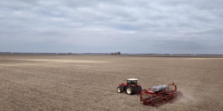 La administración Trump anuncia $12 mil millones en pagos únicos a los agricultores: NPR