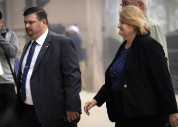 Comienza el juicio para un juez de Wisconsin acusado de obstruir a ICE: NPR