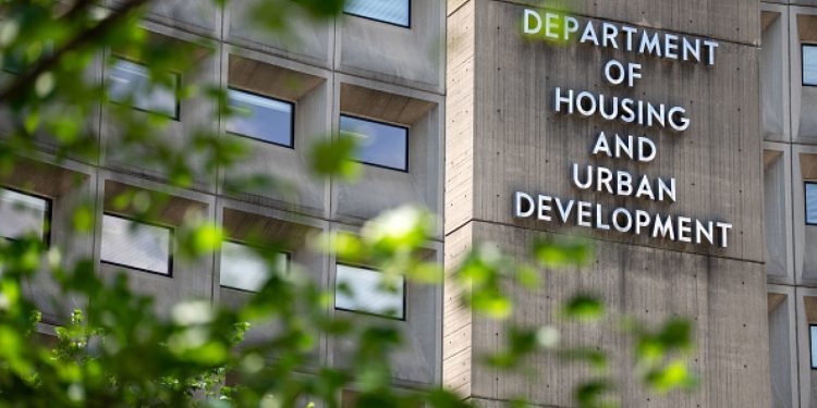 Juez bloquea la revisión de HUD de los programas para personas sin hogar: NPR