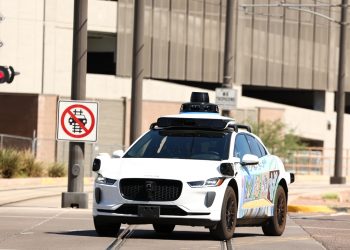 Waymo actualiza el software después de que los autos autónomos pasaran por autobuses escolares detenidos: NPR
