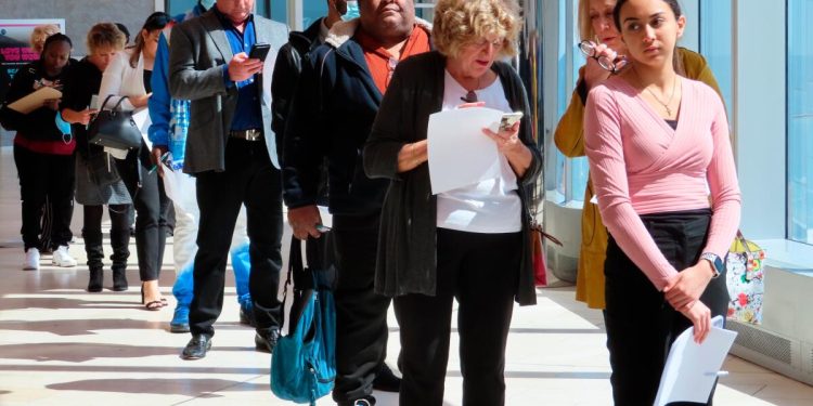 Las solicitudes de desempleo volvieron a caer la semana pasada y se mantienen en un nivel históricamente saludable