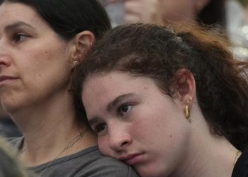 Mientras miles de personas se reúnen en Bondi Beach para llorar a las víctimas, el líder australiano es abucheado