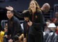 La entrenadora de la USC, Lindsay Gottlieb, opina sobre los disparos de Brown: «Son las armas».
