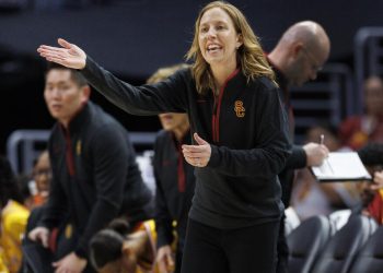 La entrenadora de la USC, Lindsay Gottlieb, opina sobre los disparos de Brown: «Son las armas».