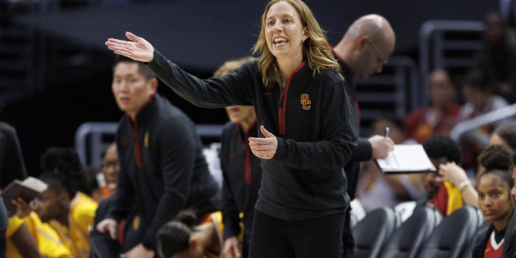 La entrenadora de la USC, Lindsay Gottlieb, opina sobre los disparos de Brown: «Son las armas».