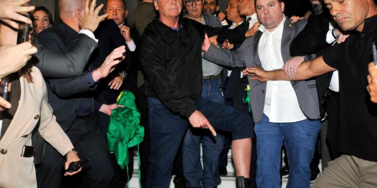 El expresidente brasileño Bolsonaro se somete a una doble operación de hernia