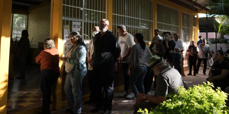 Los hondureños votan para elegir nuevo presidente en una carrera reñida bajo la sombra de la sorpresiva intervención de Trump