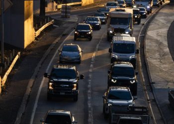 Trump planea debilitar las reglas sobre kilometraje de vehículos que limitan la contaminación del aire