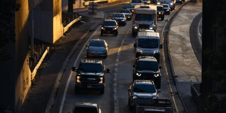 Trump planea debilitar las reglas sobre kilometraje de vehículos que limitan la contaminación del aire