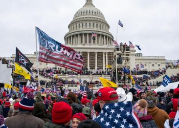 Juez federal sopesa la afirmación de Trump de que es inmune a un litigio civil por el ataque al Capitolio