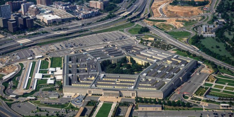 Familia de colombiano muerto en ataque a barco estadounidense presenta desafío de derechos humanos