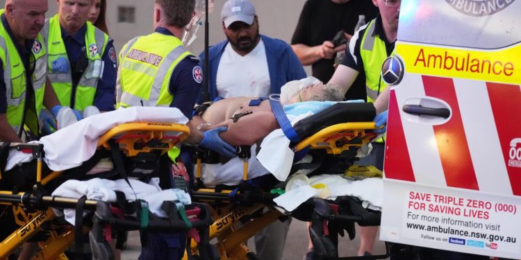 Un transeúnte que aparece en vídeos desarmando a un pistolero durante un tiroteo en una playa australiana es elogiado por su valentía