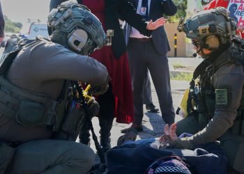 La representante demócrata Grijalva dice que agentes federales la rociaron durante una operación en Arizona