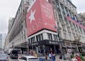 Empleada del sheriff apuñalada mientras cambiaba a su bebé en el baño de Macy's