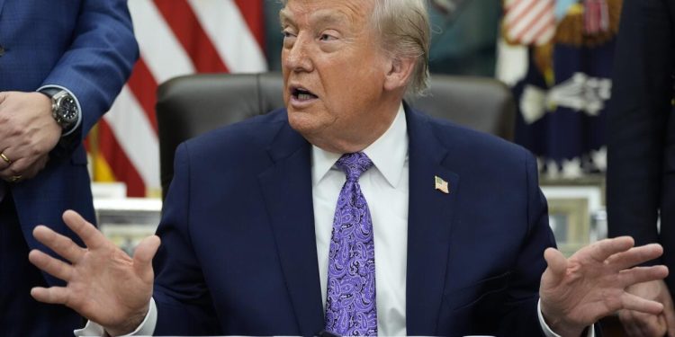 Los líderes tailandeses y camboyanos acuerdan renovar un alto el fuego después de días de enfrentamientos mortales, dice Trump