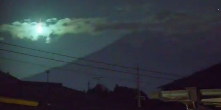 El video de la impresionante bola de fuego verde que iluminó el cielo del Monte Fuji en Japón