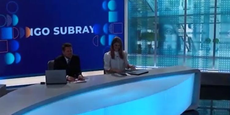 «¿Me vas a dar un beso?», periodista sorprendió a su compañero en el cierre del último «Subrayado Domingo» del año