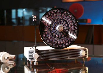 El tocadiscos vertical VS-01 permite que el vinilo se mantenga en posición vertical como objeto de diseño