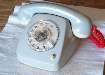 El teléfono de disco se convierte en un reproductor de música analógico-digital y un chat de voz con IA.