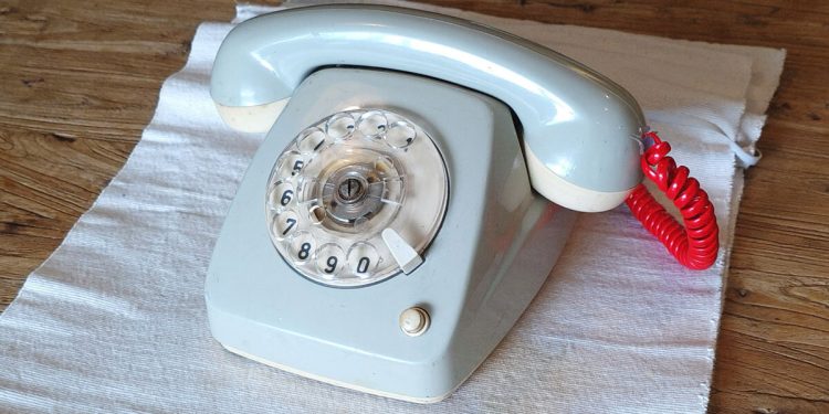 El teléfono de disco se convierte en un reproductor de música analógico-digital y un chat de voz con IA.