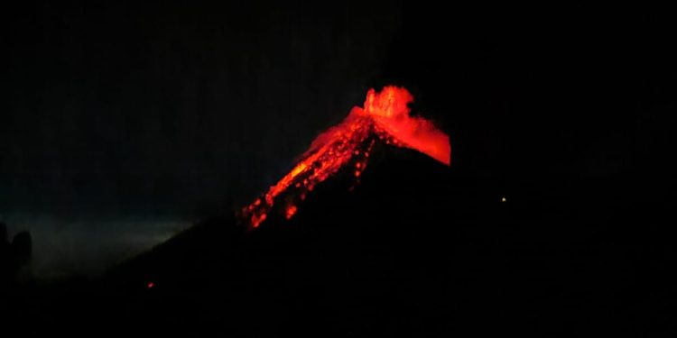 Volcán de Fuego mantiene explosiones y cenizas en los últimos días del año
