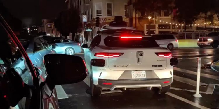 Waymo suspende el servicio en San Francisco debido a que los robotaxis se atascan durante un apagón