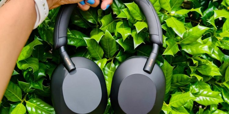 Los excelentes WH-1000XM5 de Sony tienen más del 50% de descuento y vienen con un par de auriculares gratis