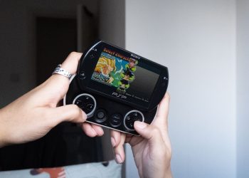 Llevo un mes jugando a mi PSP Go de 16 años y ahora no puedo esperar a la rumoreada consola portátil de próxima generación de PS6.